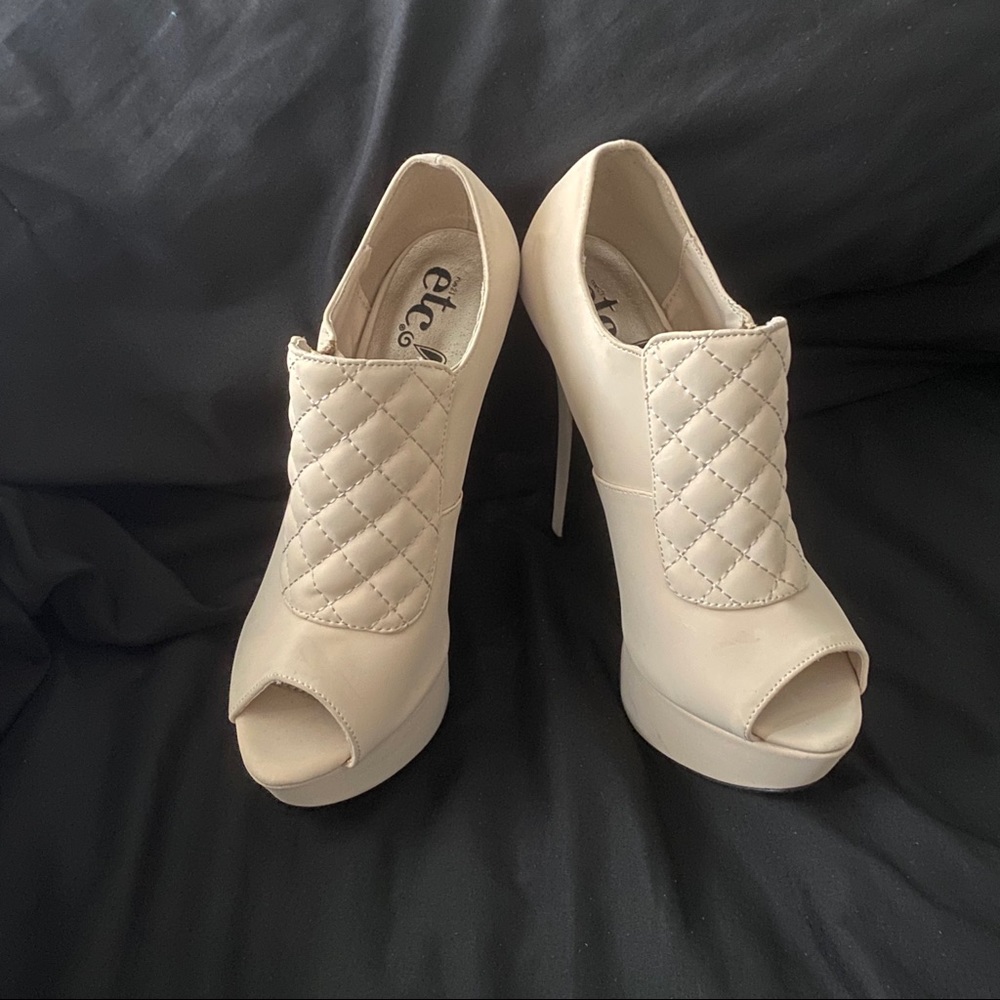 🎈Beautiful Cream Booties